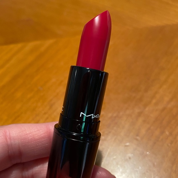 MAC Love Me Lipstick Nine Lives - Picture 6 of 16